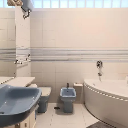 Super Elegante Centro Con Posto Auto E Wifi Veloce Daire Napoli